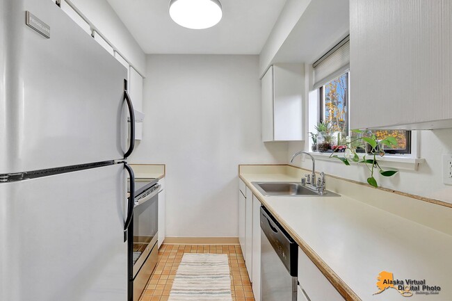 Building Photo - Top Floor End Unit Condo* Pet Friendly, Pr...