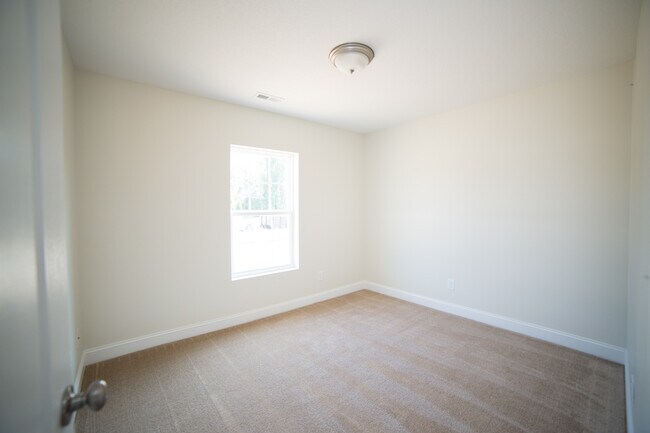 Building Photo - 10 Chaney Lane