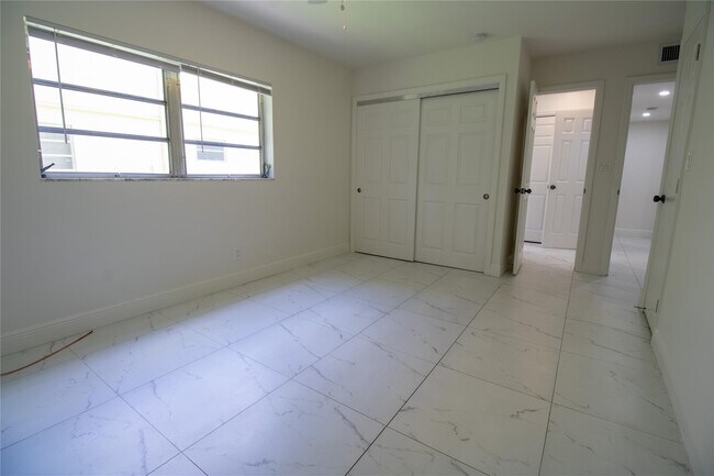 Building Photo - 1423 SW 2nd St