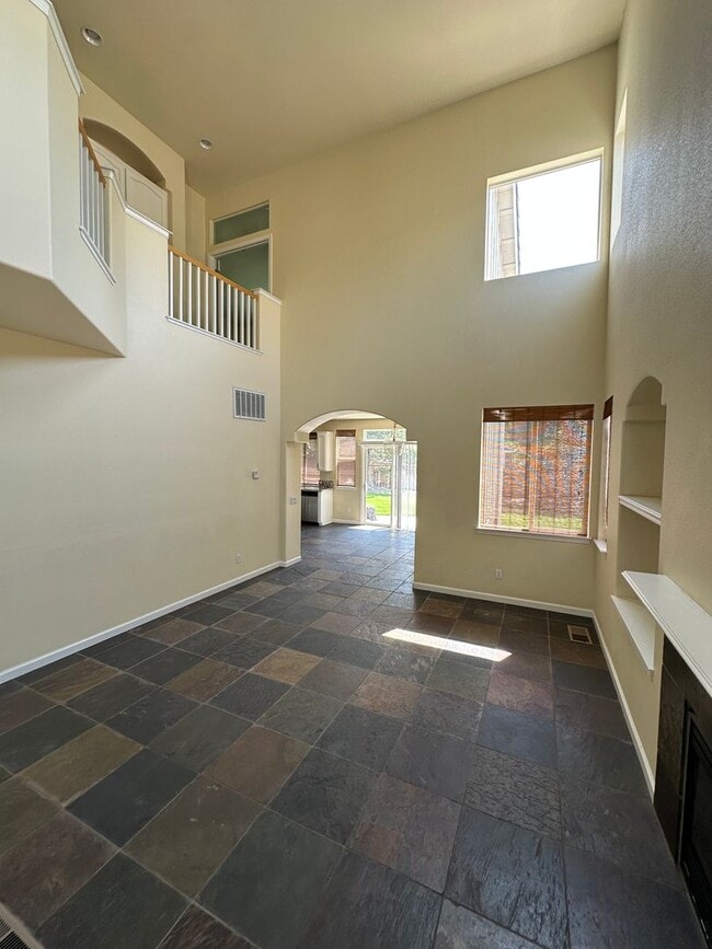 Building Photo - Beautiful 3 bedroom, 2.5 bath two story home