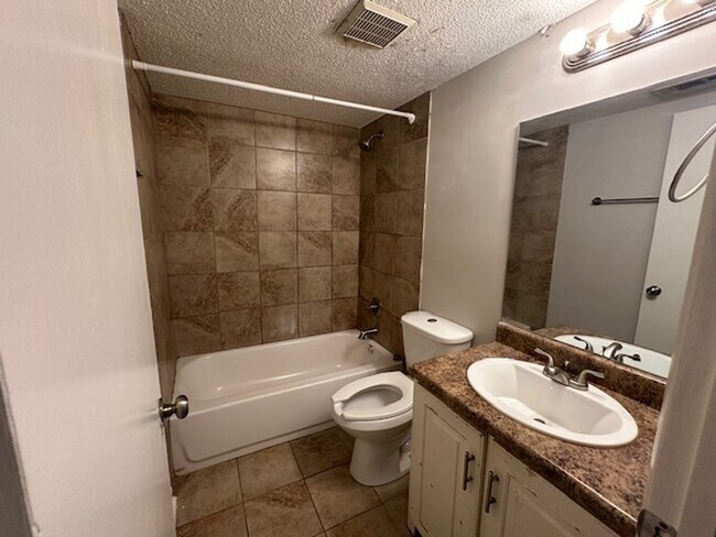 Building Photo - 30 Rosewood Ct