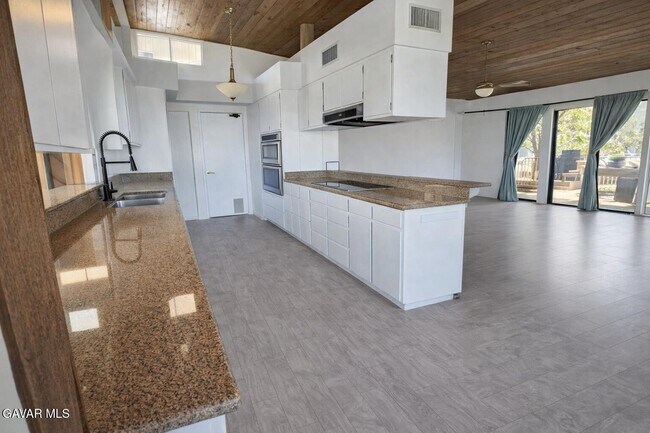 Building Photo - 145 Lakeview Dr