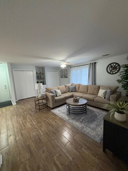 Building Photo - 920 Camellia Dr