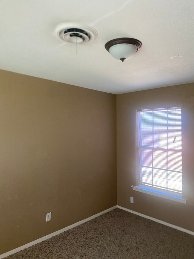 Building Photo - 741 W Main St