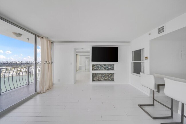 Building Photo - 7601 E Treasure Dr
