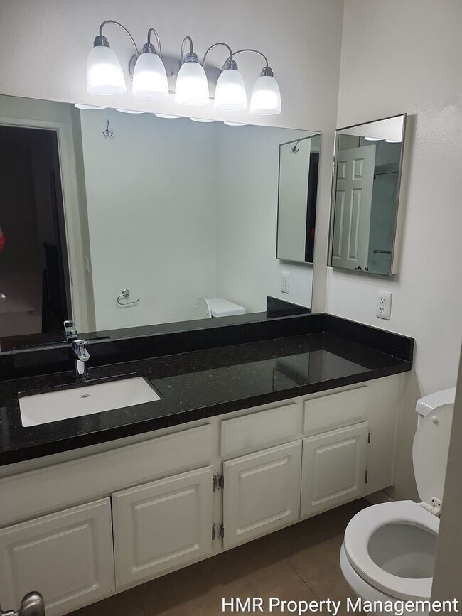 Building Photo - Large Condo in Claremont