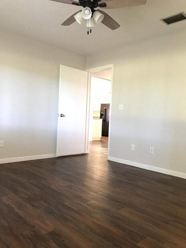 Building Photo - 433 San Jose Dr