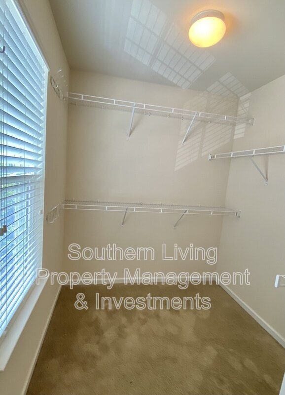 Building Photo - 2601 Silverthorn Dr
