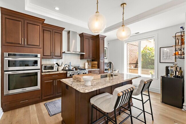 Building Photo - 250 Henley Pl