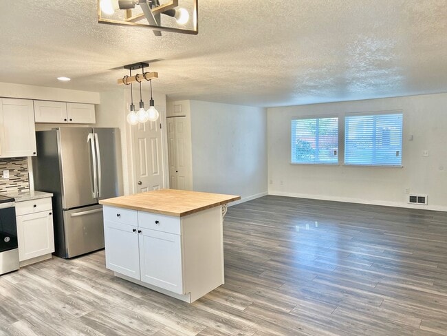 Building Photo - AVAILABLE NOW! 3BD 1.75 BATH SINGLE STORY HOME LARGE CORNER LOT