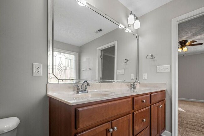 Building Photo - 4 Bedroom 2.5 Bath Home