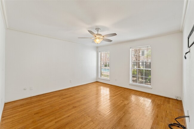 Building Photo - 359 N Post Oak Ln