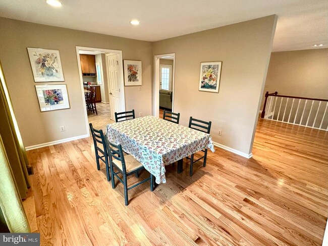 Building Photo - 9420 Lakeside Dr