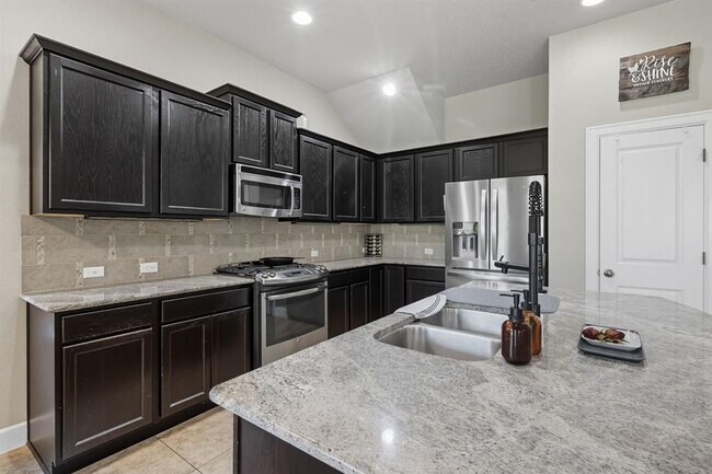 Building Photo - 513 Cerezo Dr