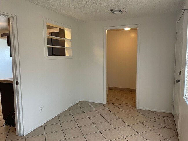 Building Photo - 106 W Calle Evelina