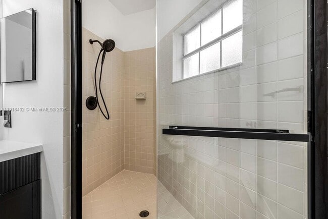 Building Photo - 6641 Via Regina