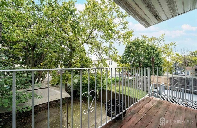 Building Photo - 22 Linden Ave