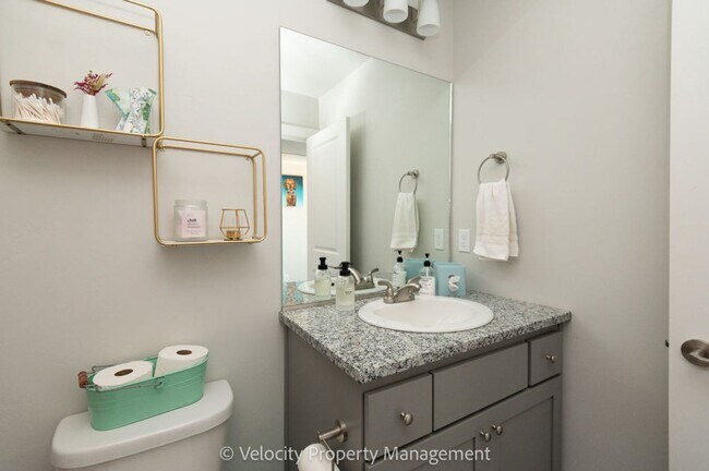 Building Photo - Light and Bright Townhome in NW Redmond!