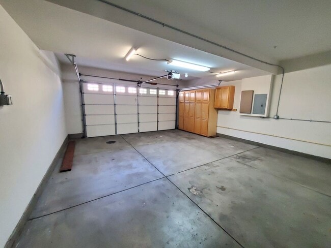 Building Photo - Spacious 4 Bedroom 3 Bath Two Story Riverp...