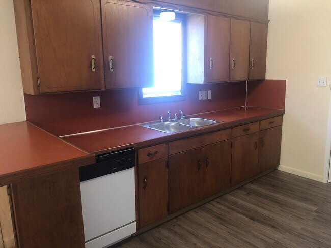 Building Photo - CLYDE AMERICA!  3 bed 1 bath 1 car garage!...