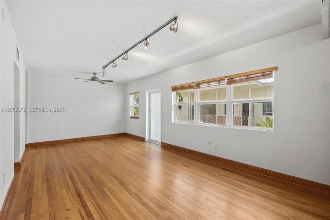 Building Photo - 1100 Venetian Way