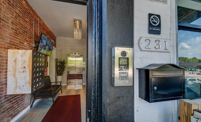 Building Photo - 231 E North Ave