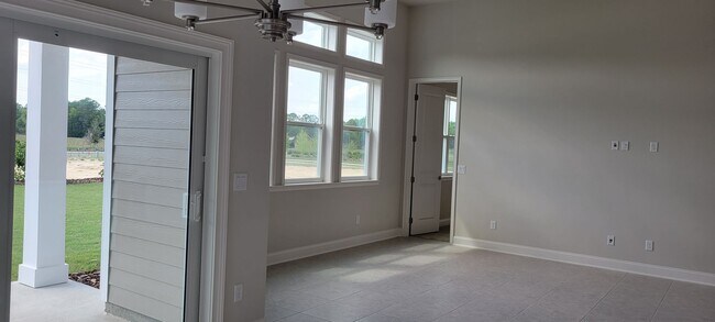 Building Photo - 3/2 with 2 car garage. Newer Construction home in Oakmont