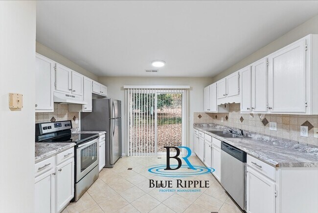 Building Photo - Spacious 3BR/2Bth Prime Smyrna Location on...