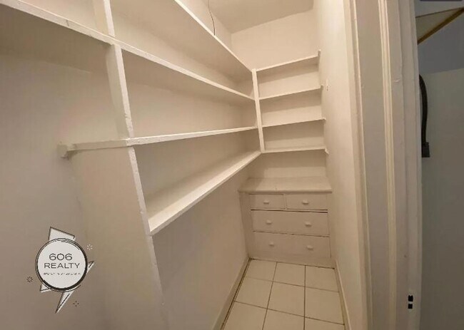 Building Photo - East Albany Park Apts for Rent!
