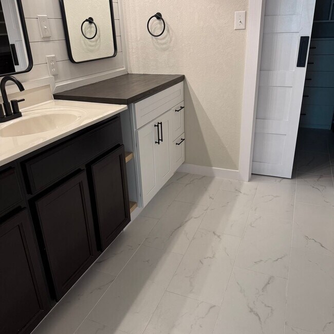 Building Photo - The Perfect Blend of Comfort and Community in Bulverde