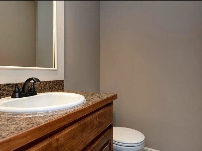 Building Photo - Beautiful 4 bedroom house with privacy fen...