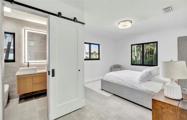 Building Photo - 15180 Lyneburg Ave