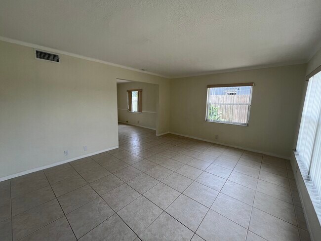Building Photo - 5 Wisteria Dr