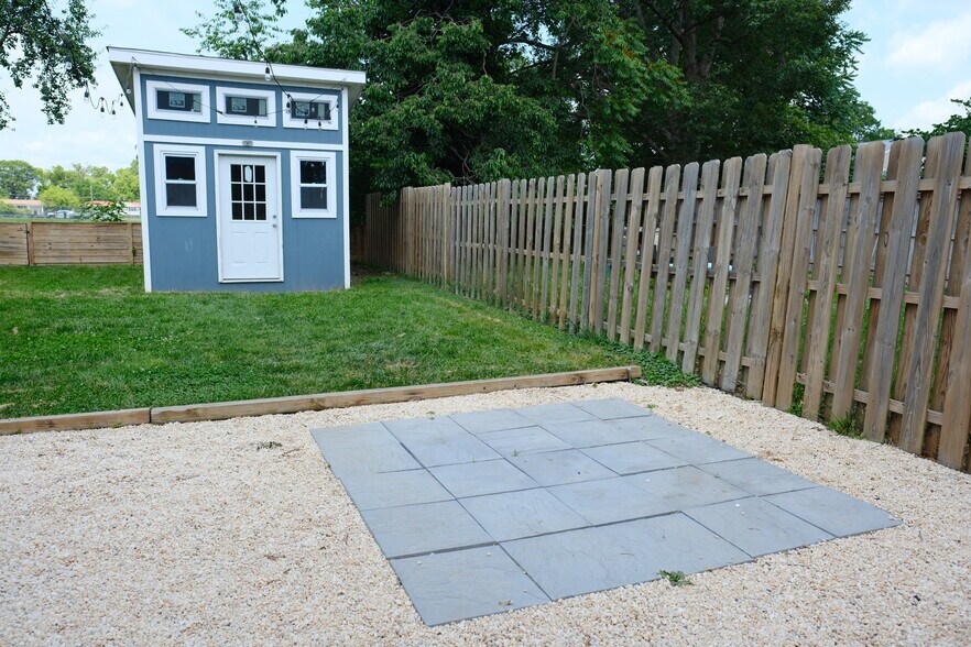 Building Photo - 2234 Roanoke Dr