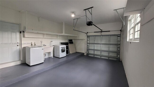 Building Photo - 4850 University Dr