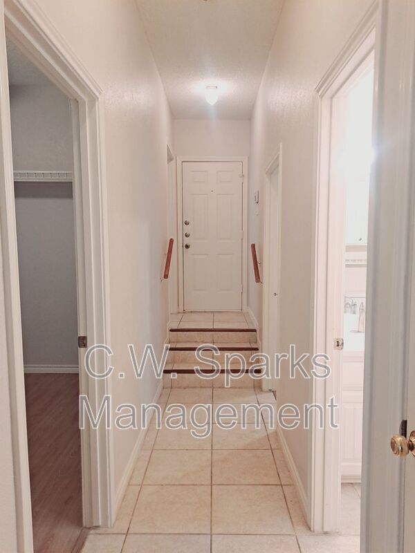 Building Photo - 902 Sunpoint Cir