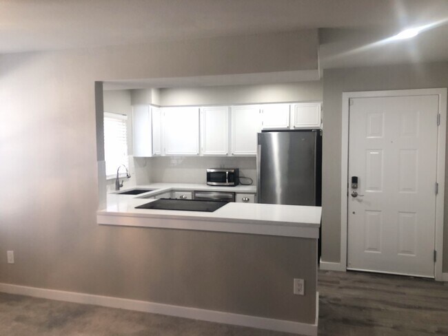 Building Photo - Remodeled Bellevue Condo