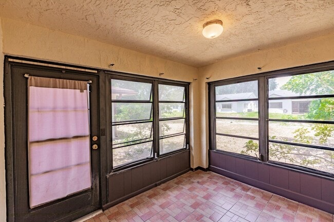 Building Photo - 5029 Rose Hill Dr