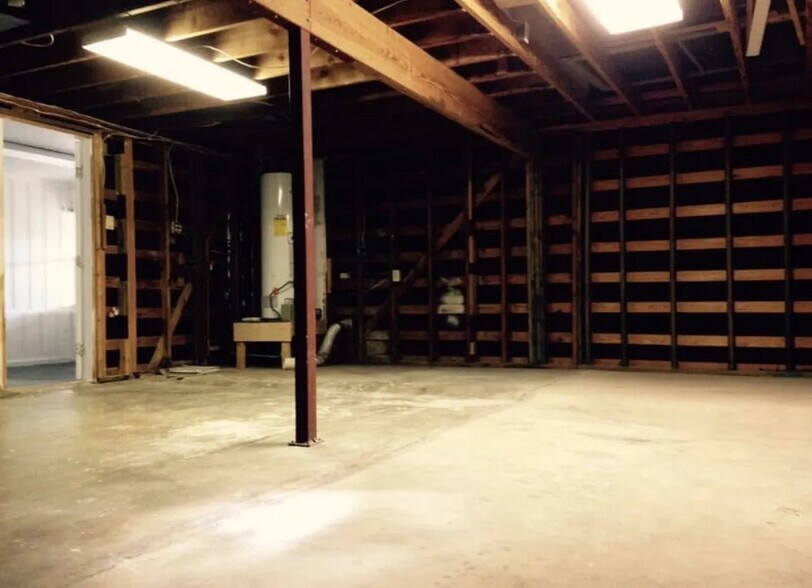 Building Photo - Room in House on Nash Blvd