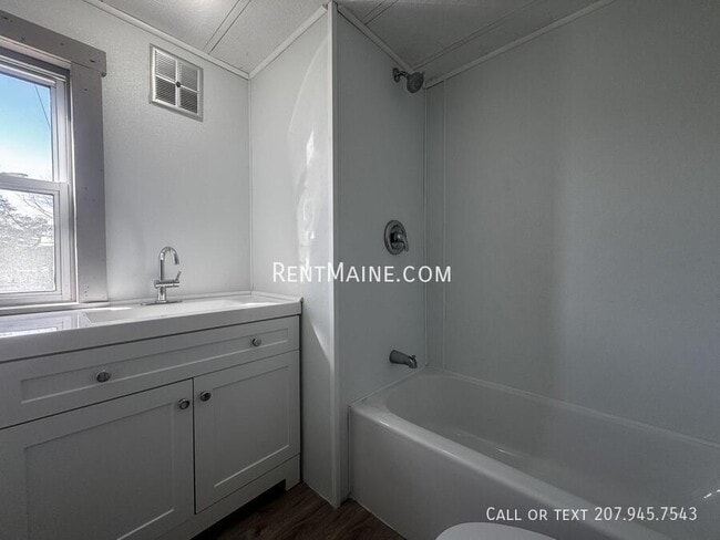 Building Photo - 513 Main St