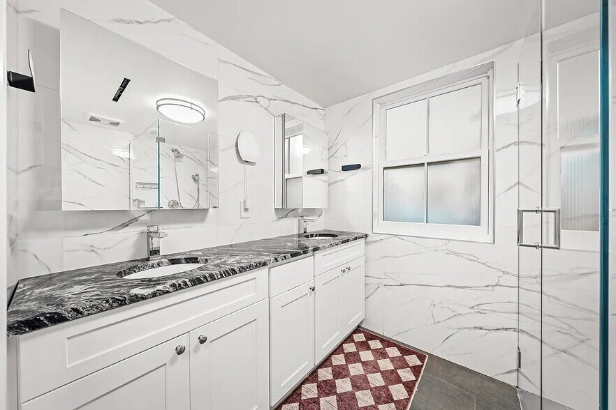 Building Photo - 557 Hudson St
