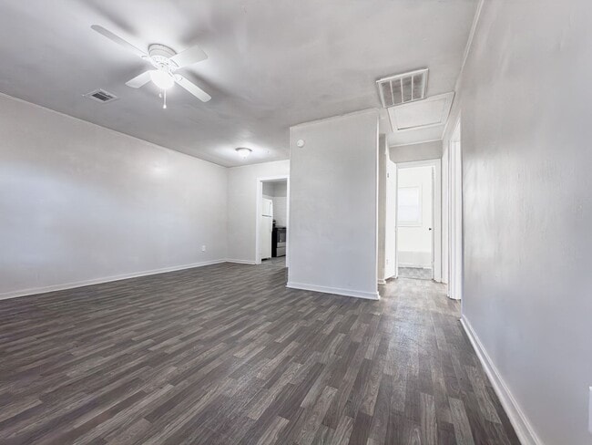 Building Photo - Cherokee Duplex