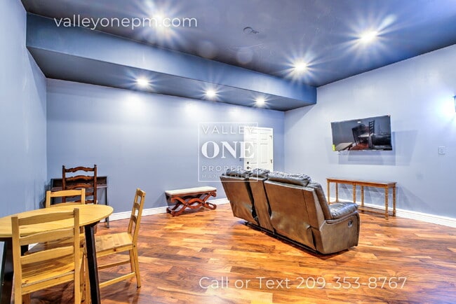 Building Photo - Luxury Private Furnished 2 Bed 2 Bath Suite With Private Courtyard - Utilities Included!