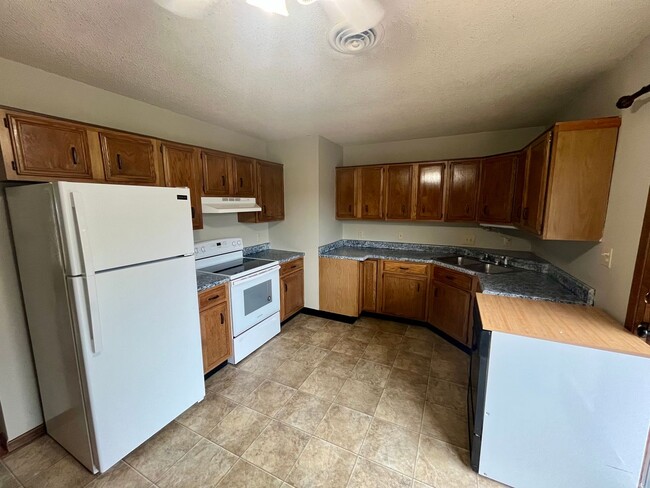 Building Photo - 4 Bed | 2 Bath | House