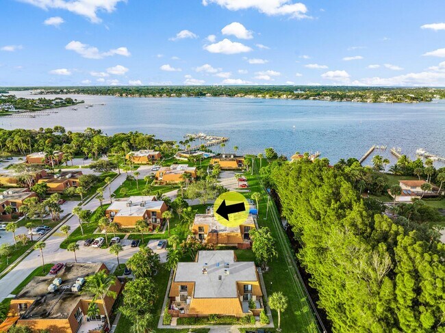 Building Photo - 825 Center St