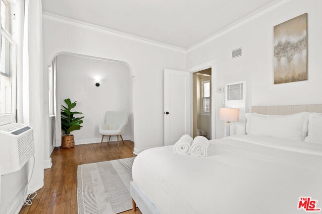 Building Photo - 442 N Orange Grove Ave