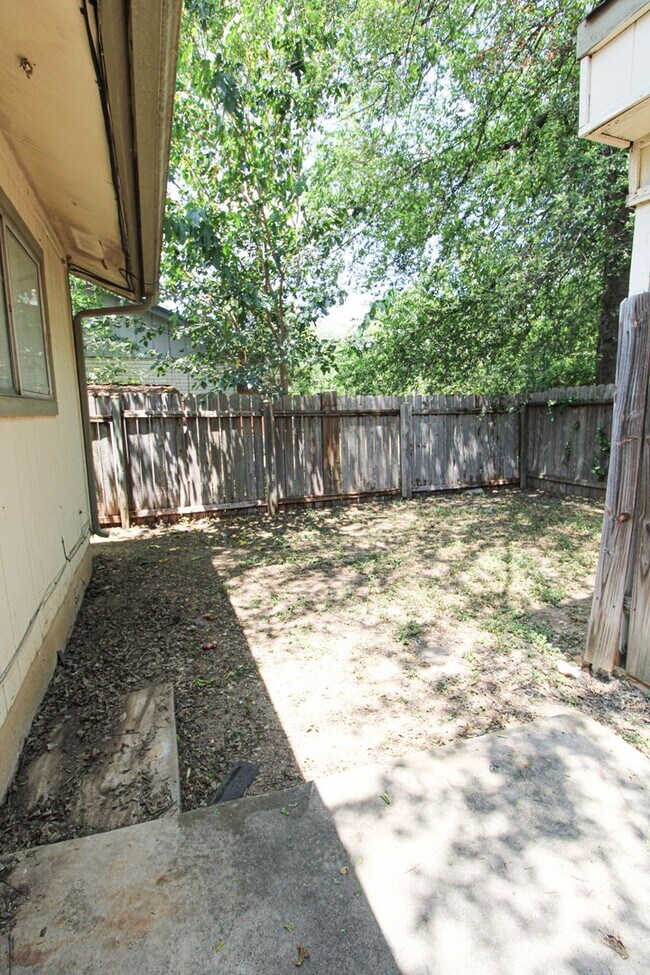 Building Photo - 4724 Oakfield Way