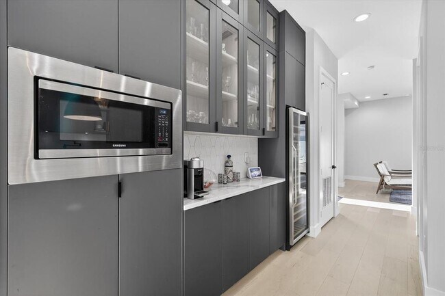 Building Photo - 423 W Amelia Ave