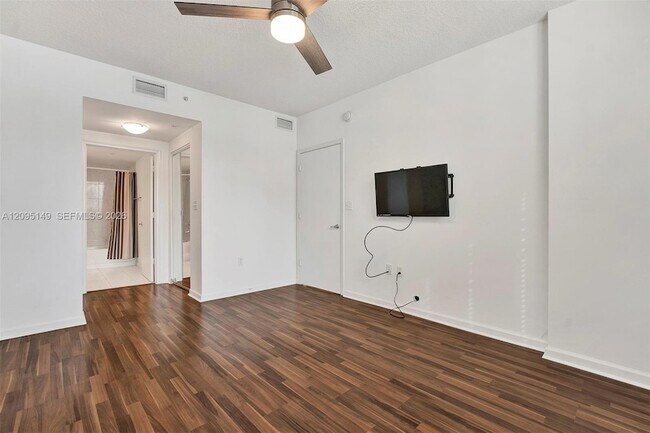 Building Photo - 2775 NE 187th St