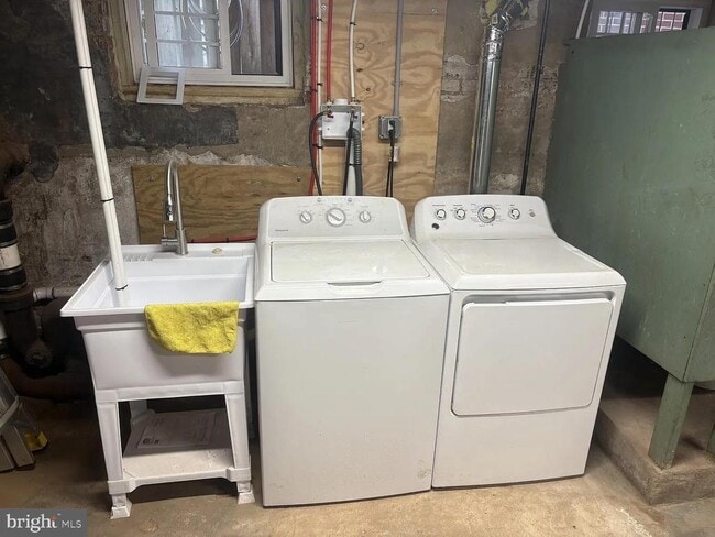 Building Photo - 4462 E Thompson St